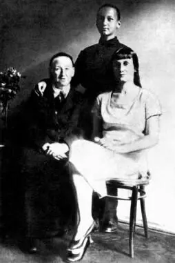 А И Гумилева Лева Гумилев Анна Ахматова Фото Н Н Пунина 1927 г В - фото 92