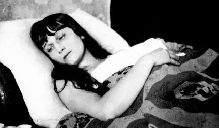 Анна Ахматова 1920е годы С юности еще в ту пору когда пришлось ютиться по - фото 94