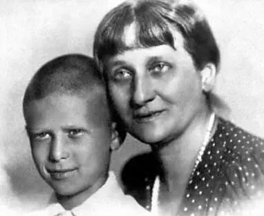 Анна Ахматова с Валей Смирновым Ленинград 1940 г И еще один облик - фото 118
