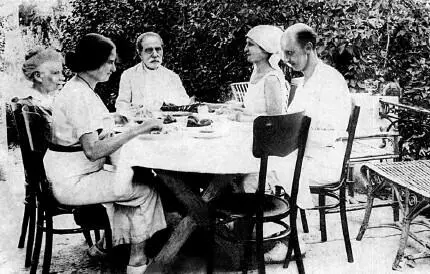 Ахматова на даче Шервинских Старки 1936 г Жены преуспевающих деятелей - фото 122