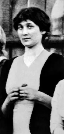Анна Ахматова 1911 год В Слепневе Эта фотография единственное изображение - фото 153