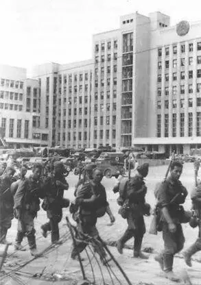Германские военнослужащие в оккупированном Минске Партизанское движение на - фото 19