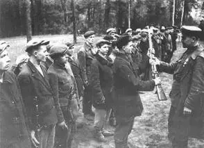 Вручение оружия в партизанском отряде Белоруссия 1942 г Масштабы - фото 20