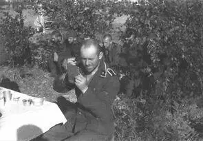Унтершарфюрер Дружины приводит себя в порядок 1943 г На основе указанных - фото 24