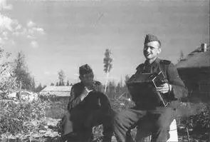 В минуту отдыха В конце июня 1943 г мероприятия по развертыванию Дружины - фото 25