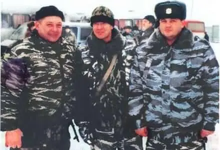 Герои России Виктор Матвеев в центре с друзьями Нa базе COБPa - фото 30