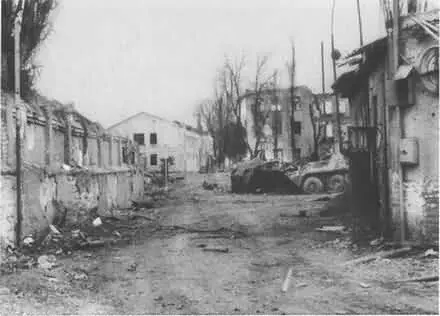 Фронтовая улица С чеченским мальчишкой Свои сыновья ждут дома - фото 52