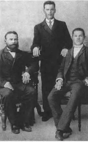 Отец Герасим Федорович Кузнецов с братьями Фото до 1910 г Мать Анна - фото 3