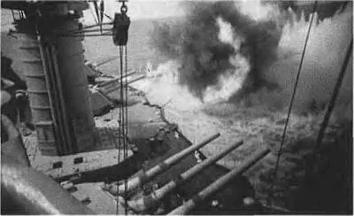Линкор Севастополь ведет огонь по врагу 1942 Морской десант под Керчью - фото 24