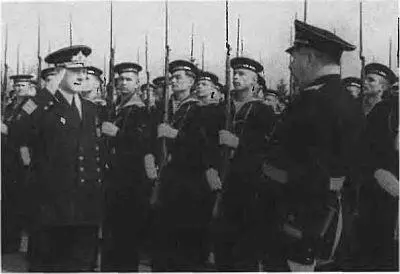Министр принимает рапорт командира корабля 1952 Первая советская атомная - фото 42