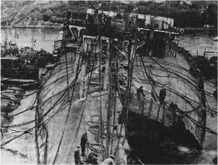 Пробоина в днише Фото после подъема Новороссийска в 1957 г Первый - фото 46