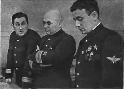 Адмирал Ф С Октябрьский в центре в 19391948 годах командовал Черноморским - фото 52