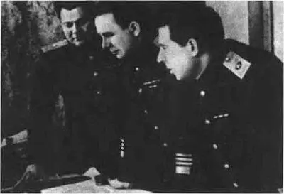 Адмирал В Ф Трибуц в центре в 19391947 годах командовал Балтийским - фото 53