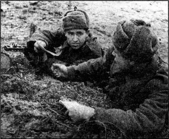 Перед боем боец передает замполиту заявление о вступлении в партию - фото 10