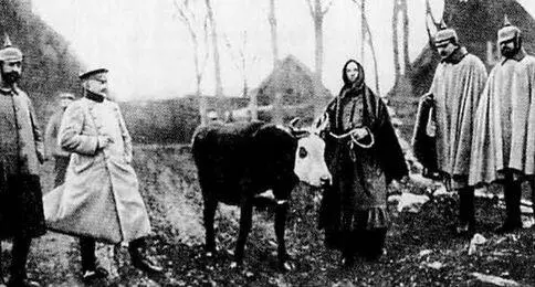 Немецкий разведчик переодетый в женское платье направляется в расположение - фото 73
