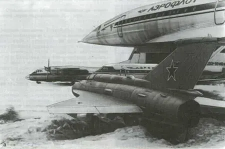 Рис 2145 Самолеты Аналог 144 и Ту144 на аэродроме а и в совместном - фото 300