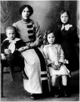 Семья Меньшиковых 1914 г Наталия Гурбатова Маньчжурия 1915 г - фото 9