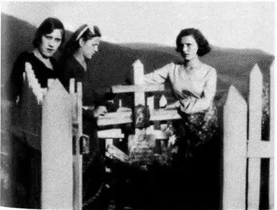 Сёстры Бланкман на могиле отца Ханьдаохэньцзы 1932 г Китайский торговец - фото 20