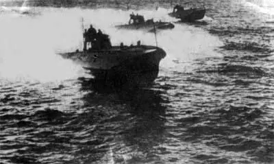 Торпедные катера в атаке Бронекатера идут на огневую позицию 1943 г - фото 61