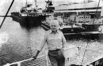 Евстратьев В А директор СРЗ 19611988 гг Почетный гражданин г Таганрога - фото 71