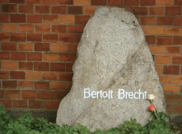 Могила Бертольта Брехта на кладбище в Доротеенштадте Рядом с кладбищем - фото 30