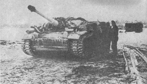 Самоходные орудия здесь с расширенной для Восточного фронта гусеничной лентой - фото 39