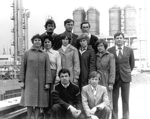 Томск 27051982 г День химика Выпускники химфака ТГУ на крыше ЦЗЛ ТНХК 1й - фото 18
