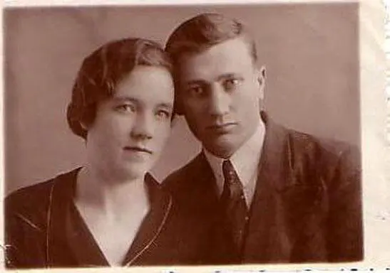 1937 г Родители молодожёны Папа с мамой крайние отдыхают 1952 г - фото 9
