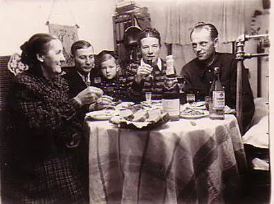 1952 г Напитки Колымы спирт и шампанское 1964 г Папе 50 Рядом братья - фото 11