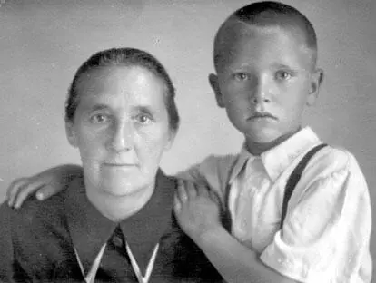1952 г С бабушкой на Колыме 1956 г Щучинск Кокчетавской области - фото 16