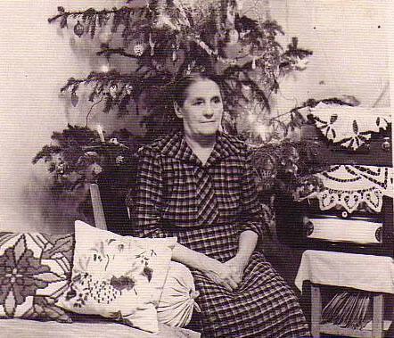1960 г Бабушка в ТалдыКургане 1962 г У гроба бабушки младшие сёстры - фото 18