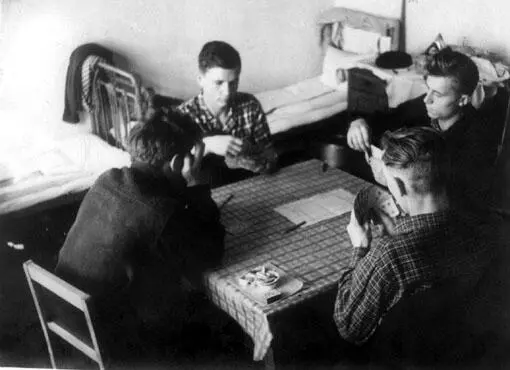 1960 г Томск Преферанс Слева Жорж Дубовенко справа Володя Гребенников на - фото 18