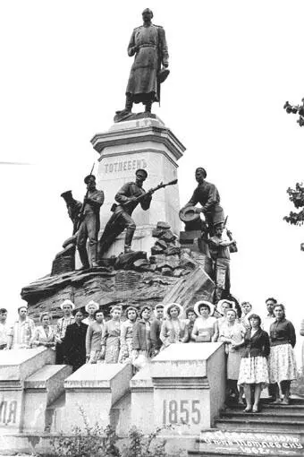 1962 г Севастополь Памятник Тотлебену Я 4й слева Какие только способы - фото 21