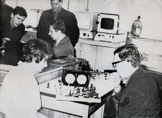 Март 1972 г Тюмень Шахматный блицтурнир ХТФ На переднем плане Щипанов и - фото 19