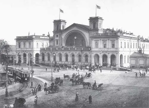 Здание Петергофского с 1872 г Балтийского вокзала 1900е гг И хлынул - фото 119