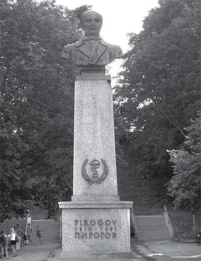 Бюст хирурга Н И Пирогова в Тарту Июль 2010 г Фото автора В 1918 А И - фото 130