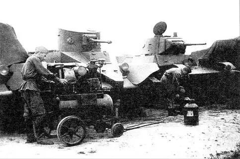 Обслуживание танков БT2 и Т26 образца 1939 года в 21й танковой дивизии 10го - фото 2