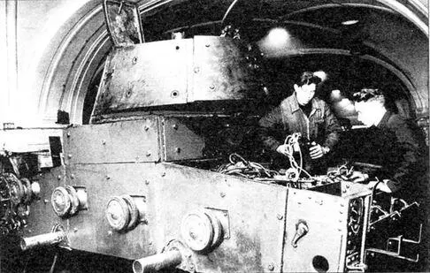 Экипировка танка Т26 на одном из предприятий Ленинграда Осень 1941 года - фото 13