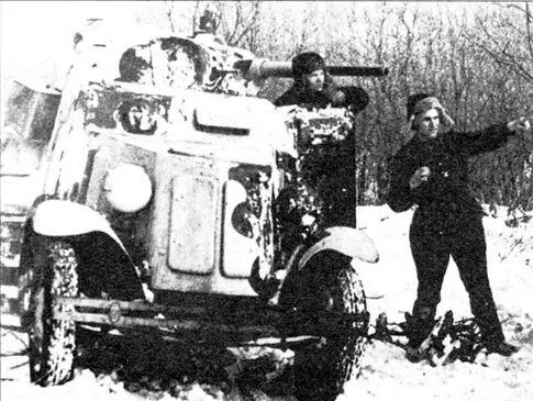 Экипаж среднего бронеавтомобиля БА10 уточняет боевую задачу Ленинградский - фото 15