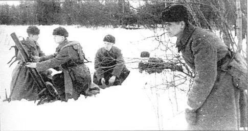 Минометные расчеты 82мм минометы образца 1937 года ведут огонь по врагу - фото 16