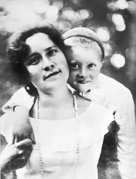 Юлия Николаевна с сыном Валей 19321933 гг Некоторые воспоминания кажутся - фото 37