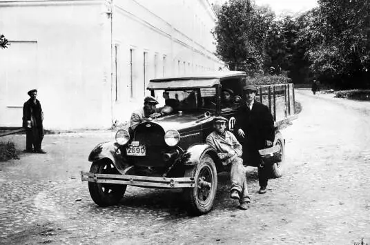У главного здания Лесотехнической академии 1930 г С восточной стороны парк - фото 46
