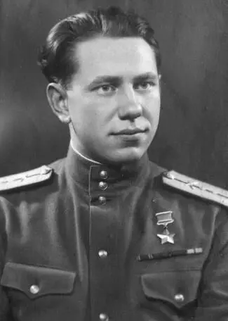 Братгерой Миша Теодорович в день Победы в возрасте 22 лет 1945 г Владимир - фото 52
