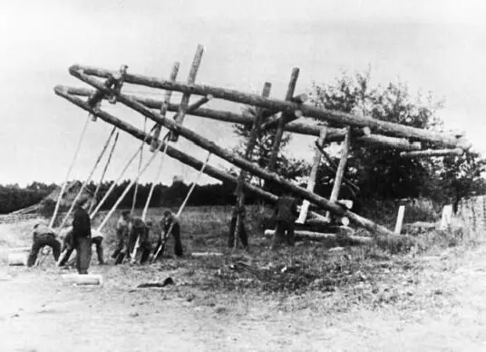 На строительстве линии электропередач в Ложголове 1950 г Совместная работа - фото 54
