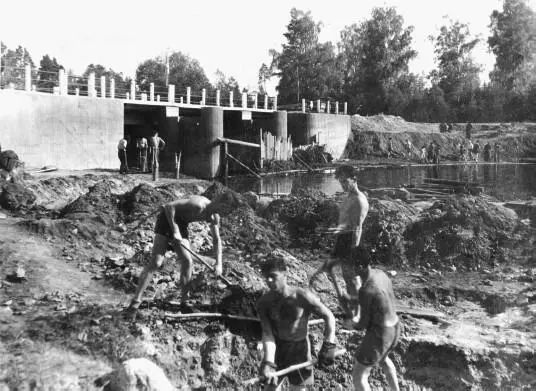 На стройке Непповской ГЭС 1949 г Наверное этот лозунг побил все рекорды - фото 55