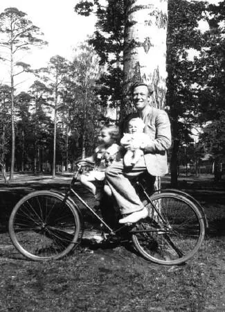 Мы с папой в парке Турчиновича Июнь 1936 г Мы с моим братишкой видно вслед - фото 68