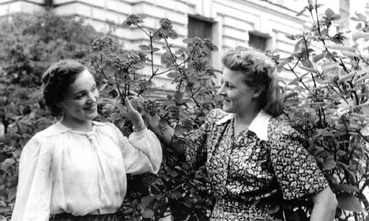 Г Кравченко слева и 3 Баскакова в парке Политехнического института Фото - фото 105