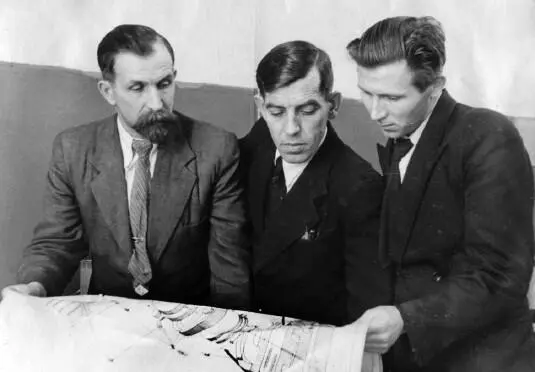 Слева ИФ Малютин Завод им Энгельса 1948 г Первоначально в доме - фото 119