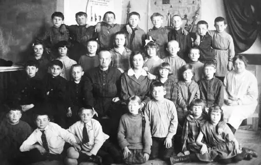 НП и ВИ Семеновы с классом в школе на Институтском проспекте Фото 1930х - фото 127