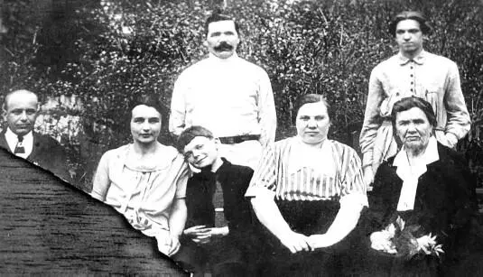 Слева направо ИТ Кареткин его первая жена Анна Дмитриевна кухарка - фото 164